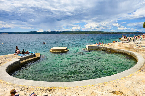 Selce - betonová pláž, Crikvenická riviéra, Chorvatsko