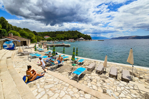 Selce - betonová pláž, Crikvenická riviéra, Chorvatsko