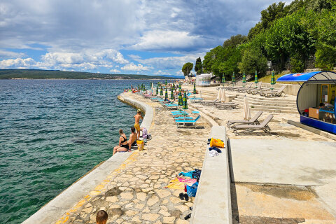 Selce - betonová pláž, Crikvenická riviéra, Chorvatsko