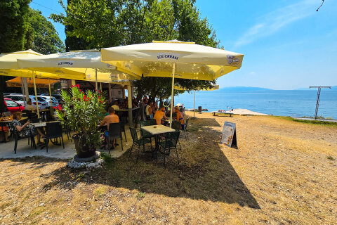 Rijeka - bar u oblázkové pláže Nora, Chorvatsko