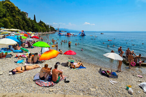 Rijeka - oblázková pláž Kantrida, Chorvatsko