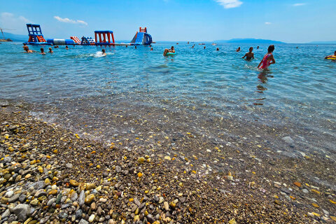 Rijeka - oblázková pláž Kantrida, Chorvatsko