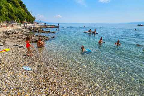 Rijeka - oblázková pláž Kantrida, Chorvatsko