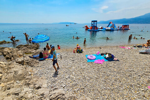 Rijeka - oblázková pláž Kantrida, Chorvatsko