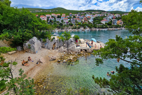 Pláž pro psy u resortu Kačjak, Dramalj, Crikvenická riviéra, Chorvatsko