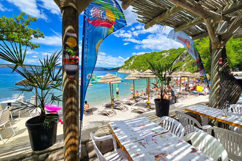 Pláž v resortu Kačjak, Dramalj, Crikvenická riviéra, Chorvatsko