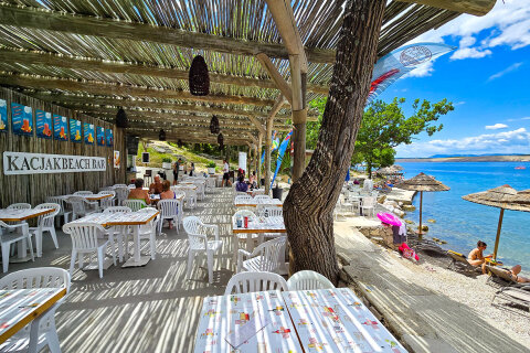 Pláž v resortu Kačjak, Dramalj, Crikvenická riviéra, Chorvatsko