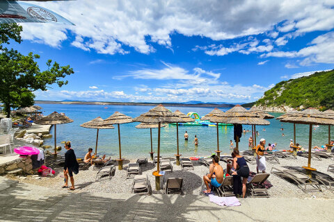 Pláž v resortu Kačjak, Dramalj, Crikvenická riviéra, Chorvatsko