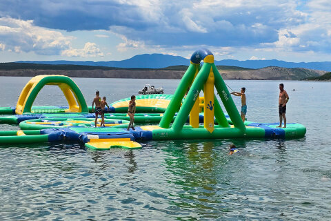 Nafukovací aquapark na moři u pláže v resortu Kačjak, Dramalj, Crikvenická riviéra, Chorvatsko