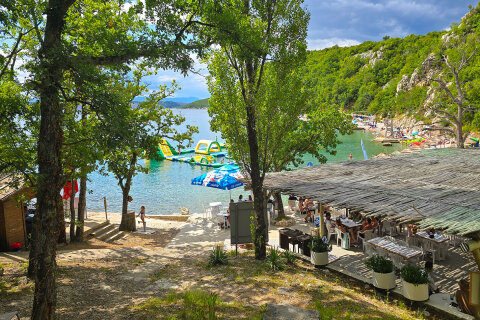 Pláž v resortu Kačjak, Dramalj, Crikvenická riviéra, Chorvatsko