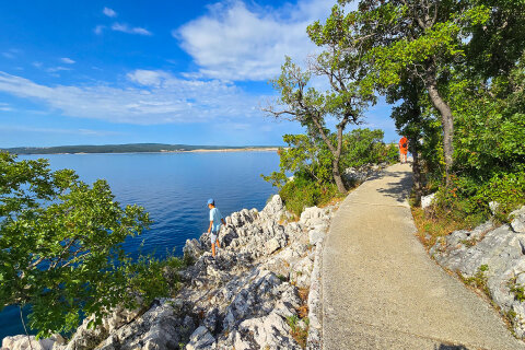 Pěšina kolem pobřeží v resortu Kačjak, Dramalj, Crikvenická riviéra, Chorvatsko
