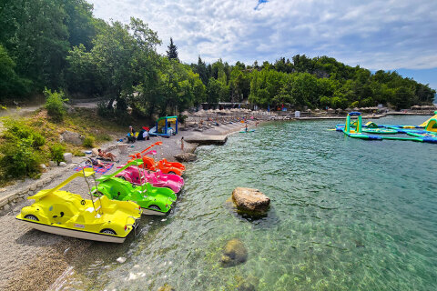 Pláž v resortu Kačjak, Dramalj, Crikvenická riviéra, Chorvatsko