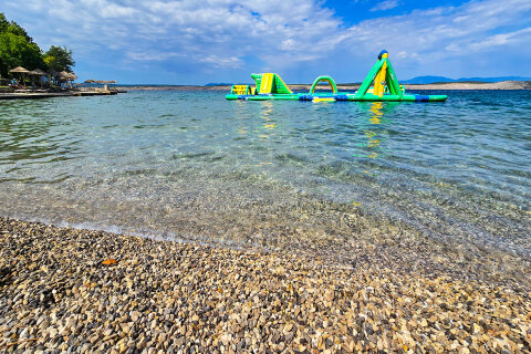 Pláž v resortu Kačjak, Dramalj, Crikvenická riviéra, Chorvatsko