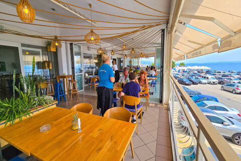 Rijeka - skvělá restaurace Na Kantridi u oblázkové pláž Kantrida, Chorvatsko