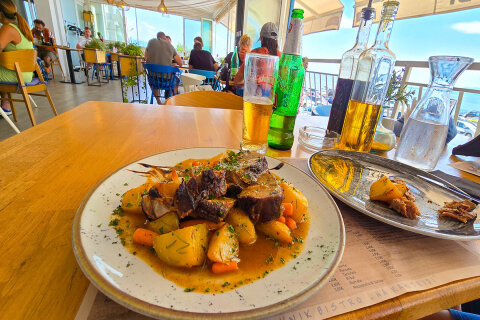 Rijeka - skvělá restaurace Na Kantridi u oblázkové pláž Kantrida, Chorvatsko