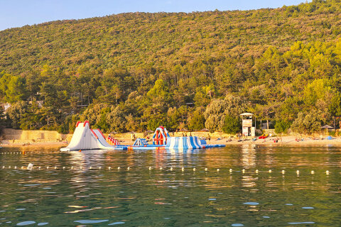 Pláž v kempu Slatina, Glamping Slatina, ostrov Cres, Chorvatsko