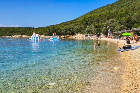 Pláž v kempu Slatina, Glamping Slatina, ostrov Cres, Chorvatsko