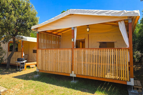 Glampingový stan Slatina, kemp Slatina, ostrov Cres, Chorvatsko