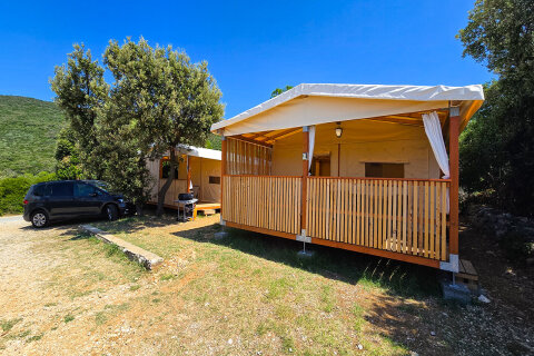 Glampingový stan Slatina, kemp Slatina, ostrov Cres, Chorvatsko