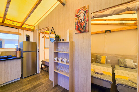 Glampingový stan Slatina, kemp Slatina, ostrov Cres, Chorvatsko