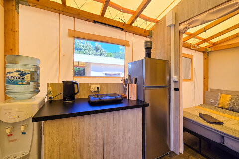 Glampingový stan Slatina, kemp Slatina, ostrov Cres, Chorvatsko