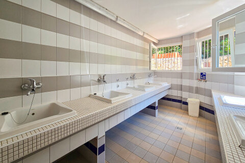 Společná sociální zařízení v kempu Slatina (70–100 m od stanů), Glamping Slatina, ostrov Cres, Chorvatsko