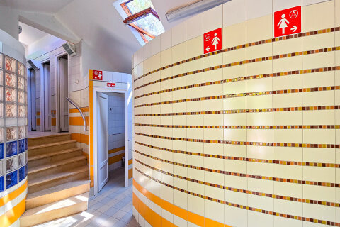 Společná sociální zařízení v kempu Slatina (70–100 m od stanů), Glamping Slatina, ostrov Cres, Chorvatsko