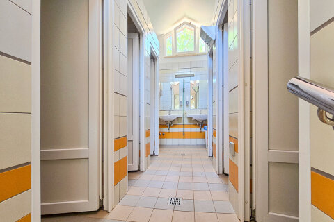 Společná sociální zařízení v kempu Slatina (70–100 m od stanů), Glamping Slatina, ostrov Cres, Chorvatsko