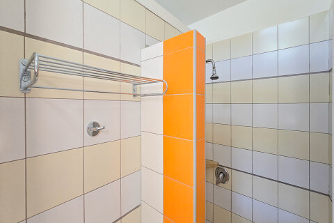 Společná sociální zařízení v kempu Slatina (70–100 m od stanů), Glamping Slatina, ostrov Cres, Chorvatsko