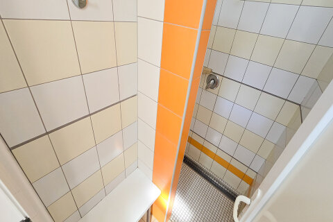 Společná sociální zařízení v kempu Slatina (70–100 m od stanů), Glamping Slatina, ostrov Cres, Chorvatsko