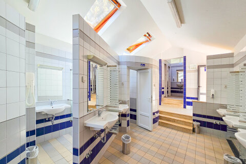 Společná sociální zařízení v kempu Slatina (70–100 m od stanů), Glamping Slatina, ostrov Cres, Chorvatsko