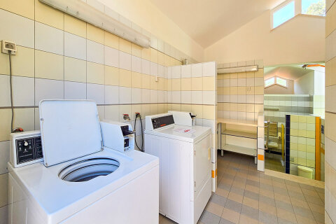 Samoobslužná prádelna v kempu Slatina (70–100 m od stanů), Glamping Slatina, ostrov Cres, Chorvatsko