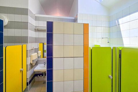 Společná sociální zařízení (dětská) v kempu Slatina (70–100 m od stanů), Glamping Slatina, ostrov Cres, Chorvatsko