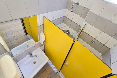 Společná sociální zařízení (dětská) v kempu Slatina (70–100 m od stanů), Glamping Slatina, ostrov Cres, Chorvatsko