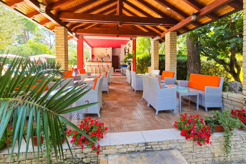 Resort San Antonio*** - bar u bazénu, Biograd na Moru, Zadarská riviéra, Chorvatsko