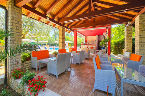 Resort San Antonio*** - bar u bazénu, Biograd na Moru, Zadarská riviéra, Chorvatsko