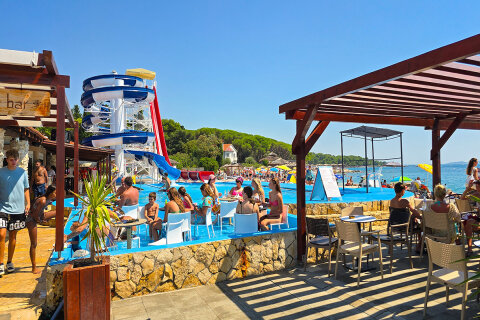 Resort San Antonio*** - tobogán u oblázkové pláže Dražica, Biograd na Moru, Zadarská riviéra, Chorvatsko