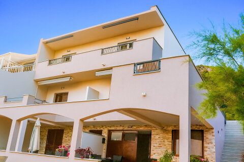 Apartmány Meri - fotografie po dokončení fasády domu a druhého patra, jižní zátoky ostrova Hvar, Chorvatsko