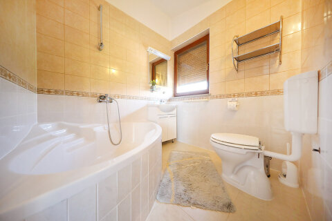Apartmán Mikula - koupelna s vanou (1. poschodí), Povljana, ostrov Pag, Chorvatsko
