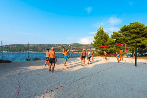 Mobilhome Adriatic - hřiště pro plážový volejbal v kempu, Primošten, Šibenická riviéra, Chorvatsko
