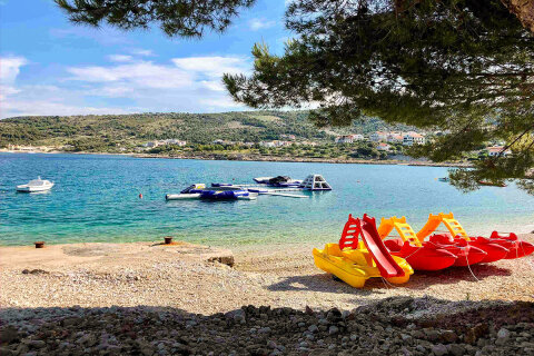 Mobilhome Adriatic - oblázková pláž v kempu, Primošten, Šibenická riviéra, Chorvatsko