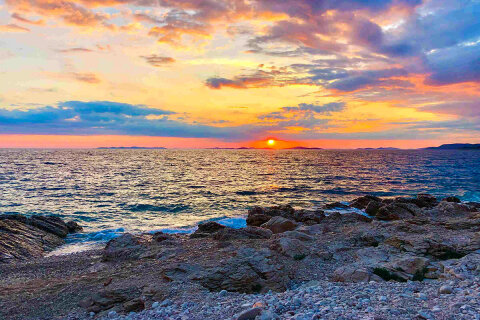 Mobilhome Adriatic - oblázková pláž v kempu, Primošten, Šibenická riviéra, Chorvatsko