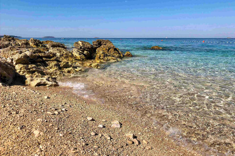 Mobilhome Adriatic - oblázková pláž v kempu, Primošten, Šibenická riviéra, Chorvatsko