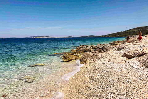 Mobilhome Adriatic - oblázková pláž v kempu, Primošten, Šibenická riviéra, Chorvatsko