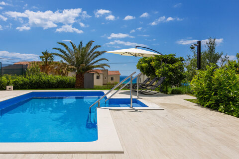 Apartmány Crystal - bazén u domu, Podstrana, Chorvatsko