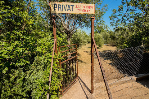 Penzion Adria Haus - branka na soukromou pláž pro hosty penzionu (hosté dostanou klíč od majitele), Posedarje, Zadarská riviéra, Chorvatsko