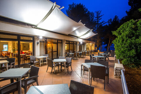 Hotel Flores**** - terasa hotelového baru, Poreč, Istrie, Chorvatsko