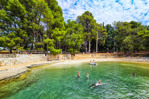 Hotel Flores**** - oblázková pláž 50 m od hotelu, Poreč, Istrie, Chorvatsko