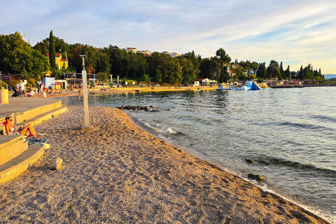 Njivice - promenáda a pláže, ostrov Krk, Chorvatsko