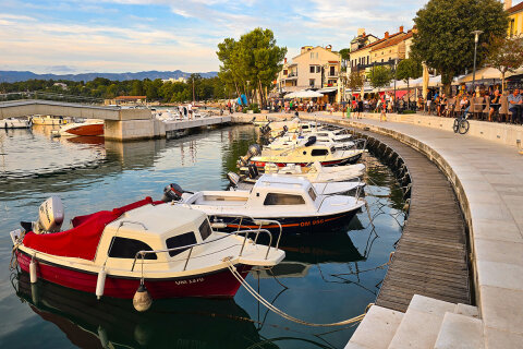 Njivice - přístav a centrum, ostrov Krk, Chorvatsko